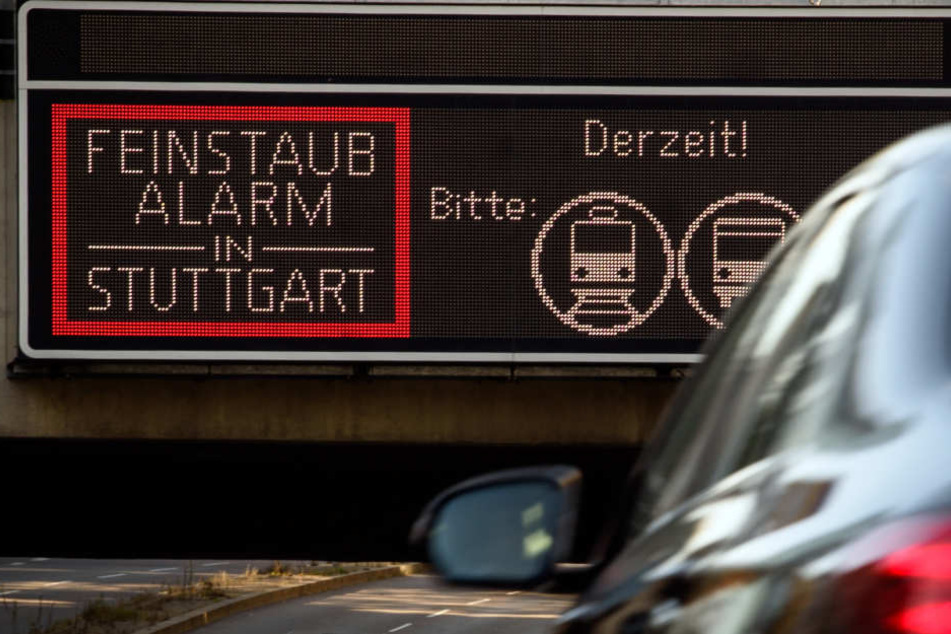 Ein Schild warnt an einer Straße Autofahrer vor "Feinstaubalarm". (Symbolbild)
