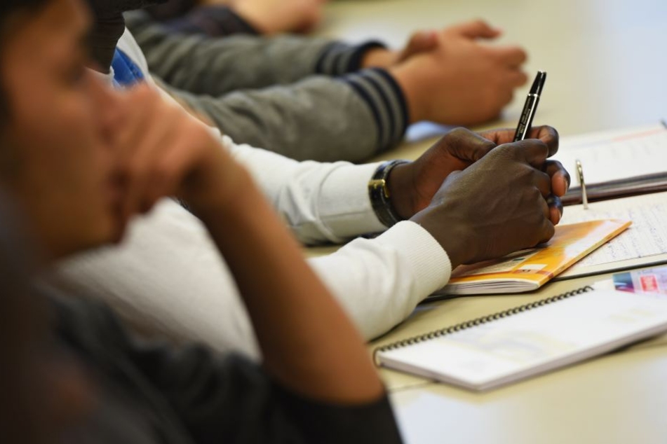 Würde die Forderung von Oberbürgermeister Jung umgesetzt werden, dürften 1518 junge Menschen in Leipzig wieder die Schulbank drücken. (Symbolbild)