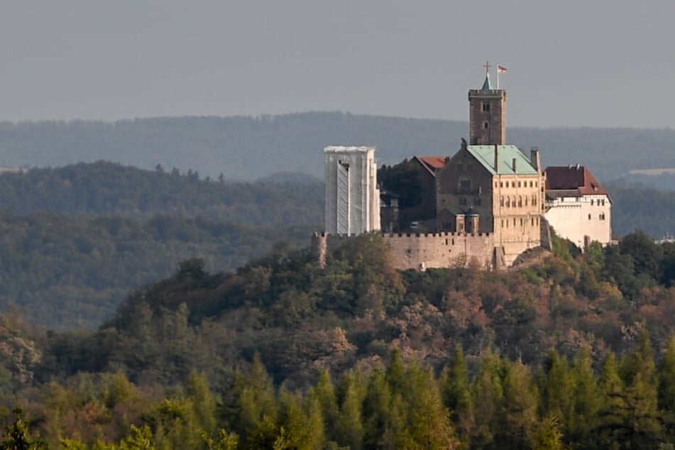 Die Wartburg ist das Wahrzeichen der Stadt.