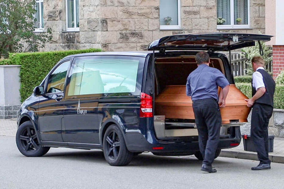 In der Brandwohnung wurde eine leblose Person entdeckt, für den Mann kam jede Hilfe zu spät.