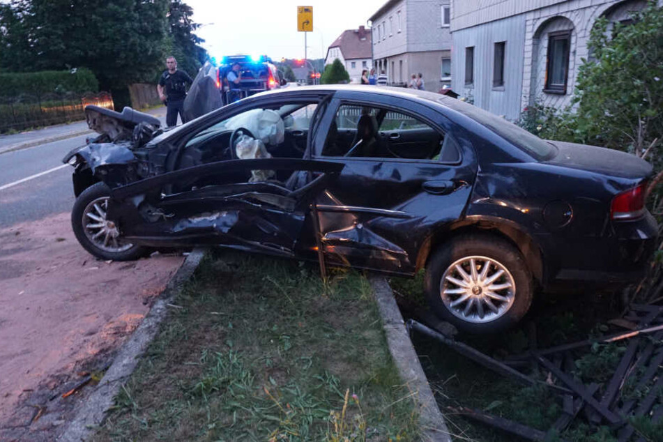 Die Frau musste aus seinem Fahrzeug befreit werden.