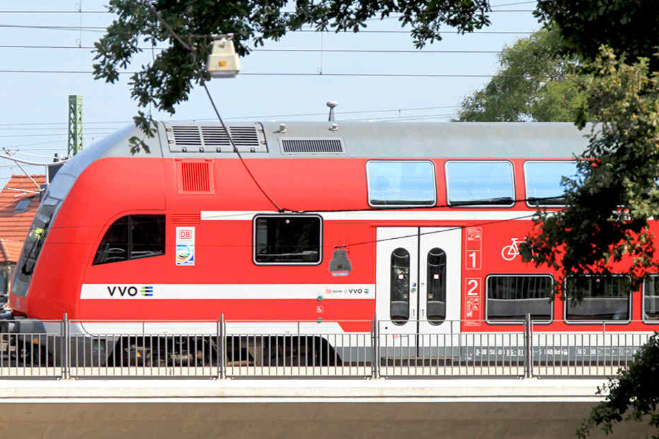 Der Zug war gerade in Richtung Meißen unterwegs, als es zum Vorfall mit Verletzungsfolge kam.