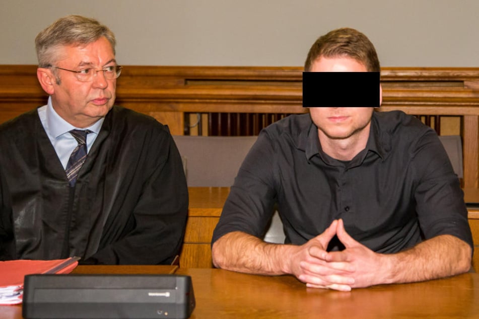 Geriet unter Alkohol völlig außer Kontrolle: Barkeeper Andre P., hier mit seinem Anwalt Dr. Malte Heise, muss wegen versuchten Mordes in den Knast.