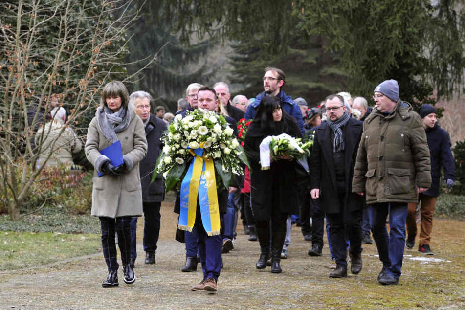 Mit einer Kranzniederlegung auf dem Städtischen Friedhof hat am Morgen das Gedenken zum Friedenstag begonnen.