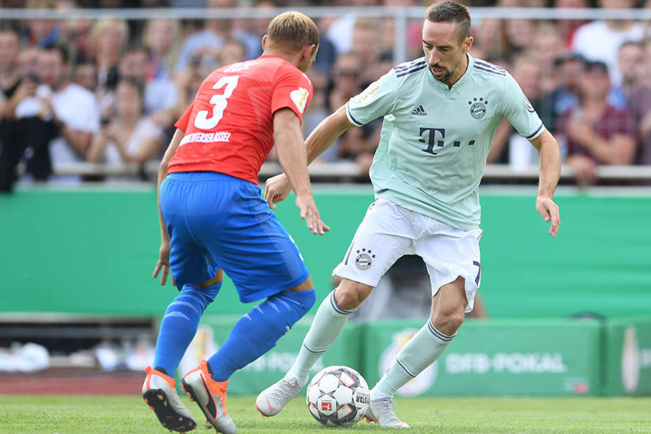Ein Dauerduell: Franck Ribery (rechts) gegen Drochtersens starken Rechtsverteidiger Meikel Klee, seines Zeichens Maurer und bekennender Bayern-Fan.