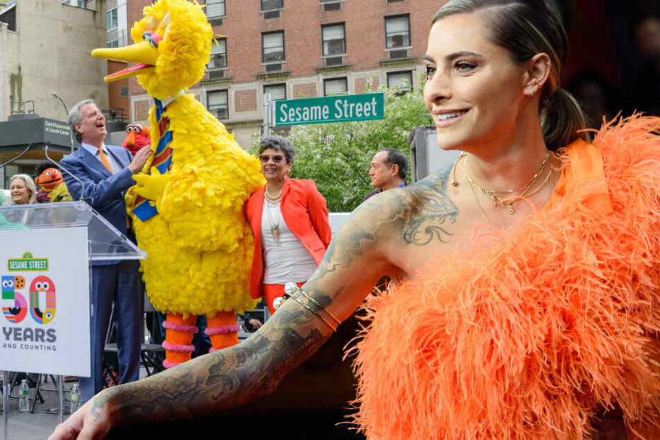 Sophias Outfit erinnert an die Figur Bibo (im Englischen : Big Bird) aus der Kinderserie Sesamstraße, die dieses Jahr ihren 50. Geburtstag feiert. (Bildmontage)