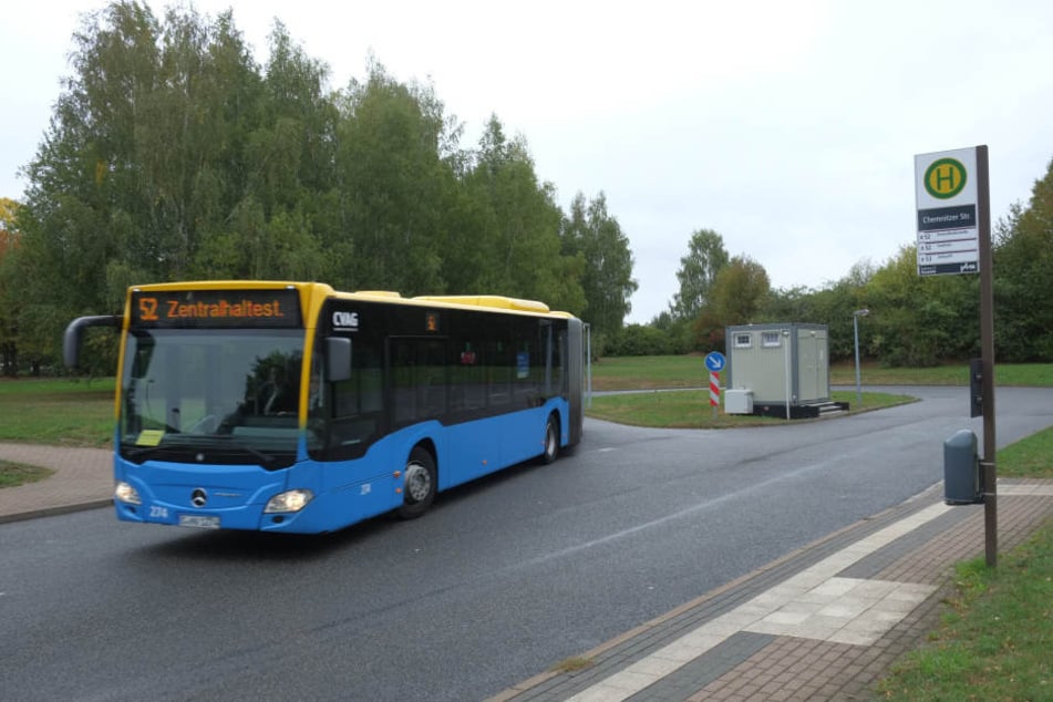 Zwei Unbekannte griffen einen Busfahrer an der Wendeschleife an.