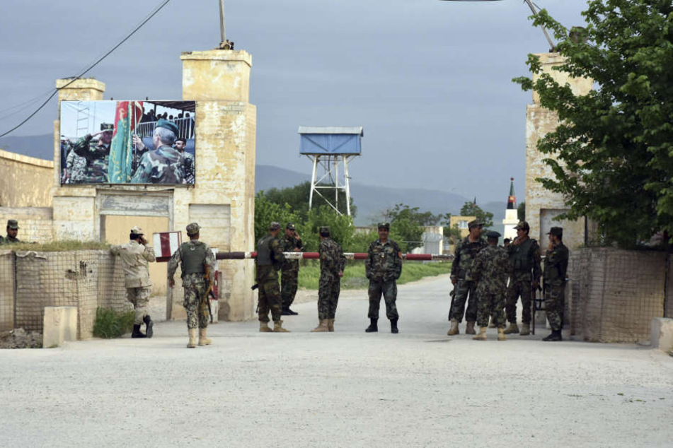 Bei einem Angriff der Taliban auf eine Militärbasis in der afghanischen Provinz Balch sind mindestens 140 Soldaten getötet worden.