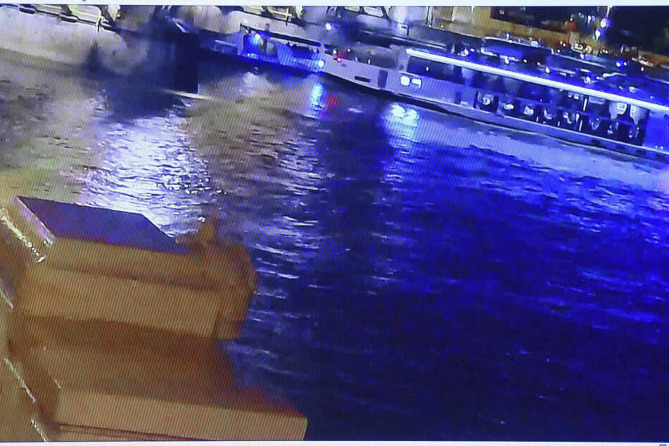 Das Videostandbild zeigt während einer Pressekonferenz den Augenblick vor dem Zusammenstoß des Flusskreuzfahrtschiffs "Viking Sigyn" (r.) mit dem Ausflugsschiff "Hableany".