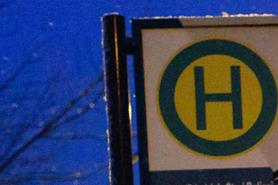 Der Mann folgte der Frau aus dem Bus heraus an der Bushaltestelle "Höhscheider Straße". (Symbolbild)