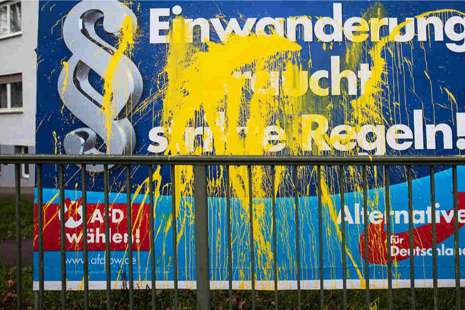 Die AfD wird im laufenden Wahlkampf immer wieder mit zerstörten Plakaten konfrontiert (Archivbild).