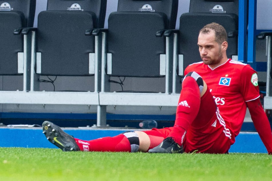 Pierre-Michel Lasogga sitzt nach der Niederlage frustriert vor der Trainerbank.