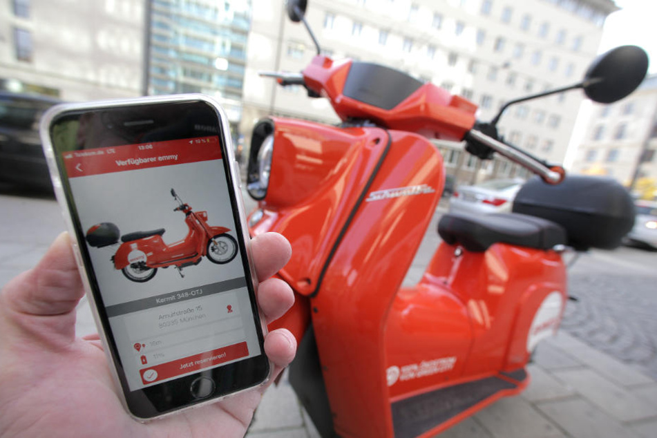 Die Elektro-Roller können per App gemietet werden.