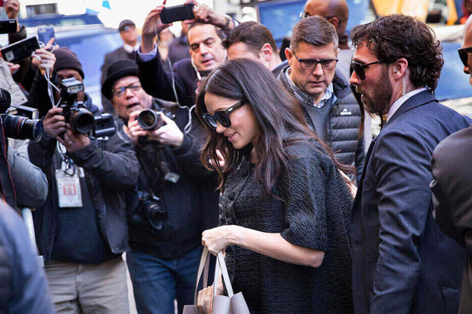 Meghan auf dem weg zu ihrer Babyparty in New York - umringt von Fotografen.