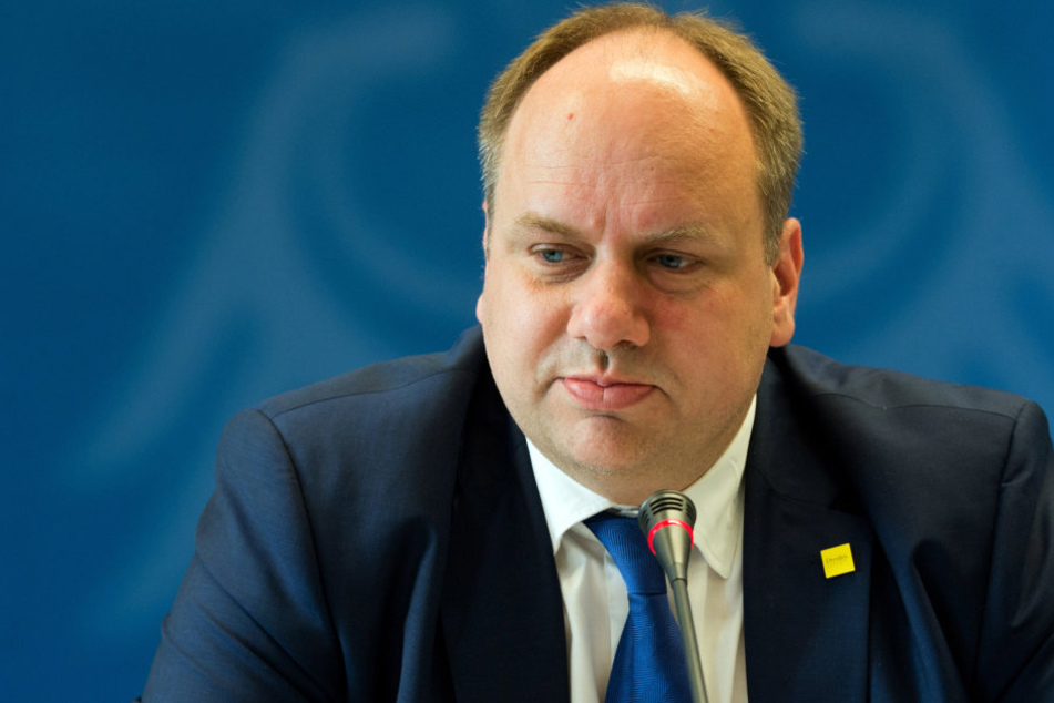 Unterbricht seine Kur für sein Bürgerfest am Neumarkt: Dresdens OB Dirk
Hilbert (44, FDP).