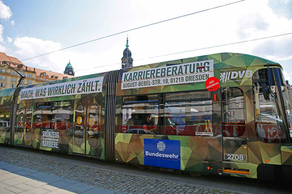 Diese Bundeswehr-Straßenbahn rollt auch 2017 durch Dresden.
