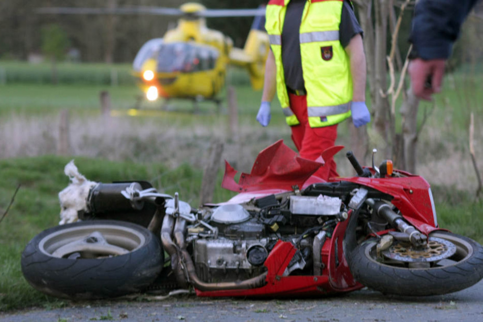 Zerstörtes Krad nach einem Unfall. (Symbolbild)