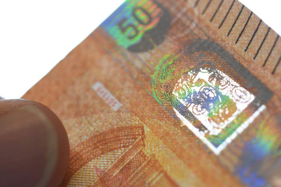 Ein gefälschtes Sichtfenster, Sicherheitsmerkmal der neuen 50-Euro-Serie, ist auf einem gefälschten 50-Euro-Schein zu sehen.