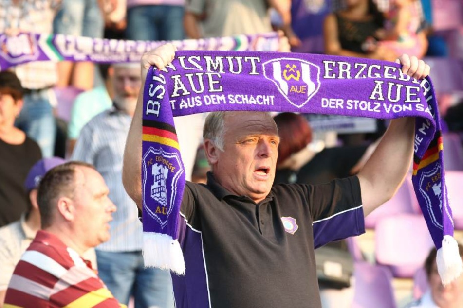 Wismut prangt auch 23 Jahre nach der Umbenennung noch auf den Schals der Fans.