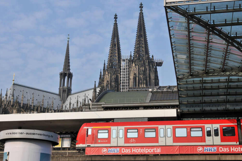 In der Kölner S-Bahn vergaß Nancy Lekaj (18) ihre wichtigen Papiere.