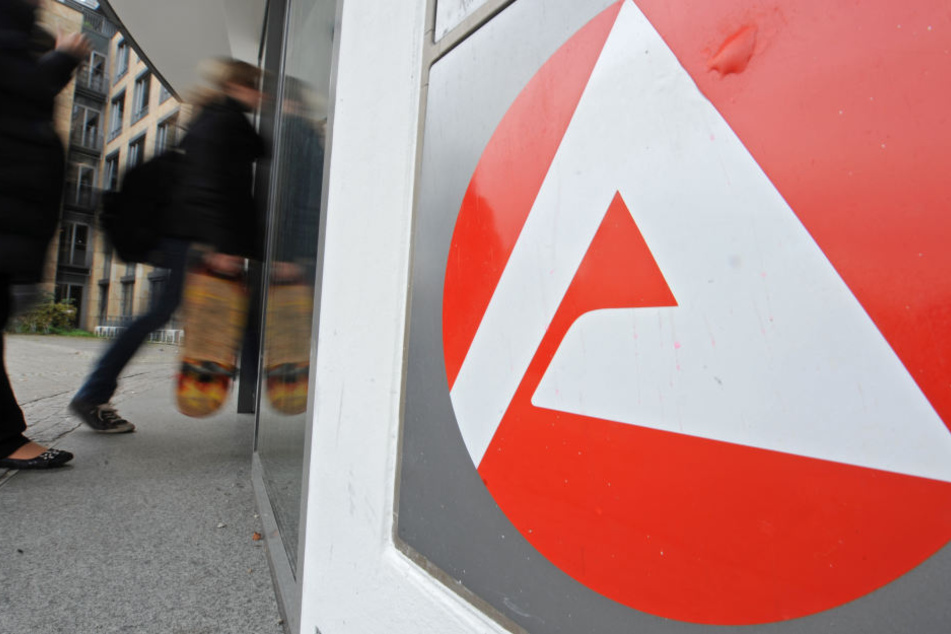 Die Jobcenter mussten bei weniger Hartz-IV-Empfängern die Leistungen kürzen.