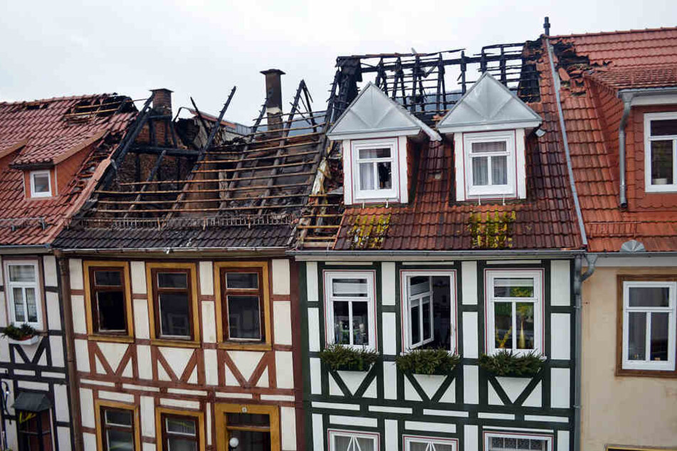 Die historischen Fachwerkhäuser wurden bei dem Brand so stark beschädigt, dass eines sogar einsturzgefährdet ist.