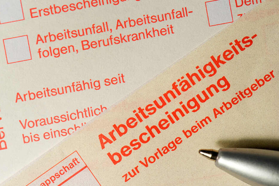 Jeder AOK Plus-versicherte Beschäftigte hat 2018 im Durchschnitt 20,6 Tage aufgrund einer Krankschreibung am Arbeitsplatz gefehlt.