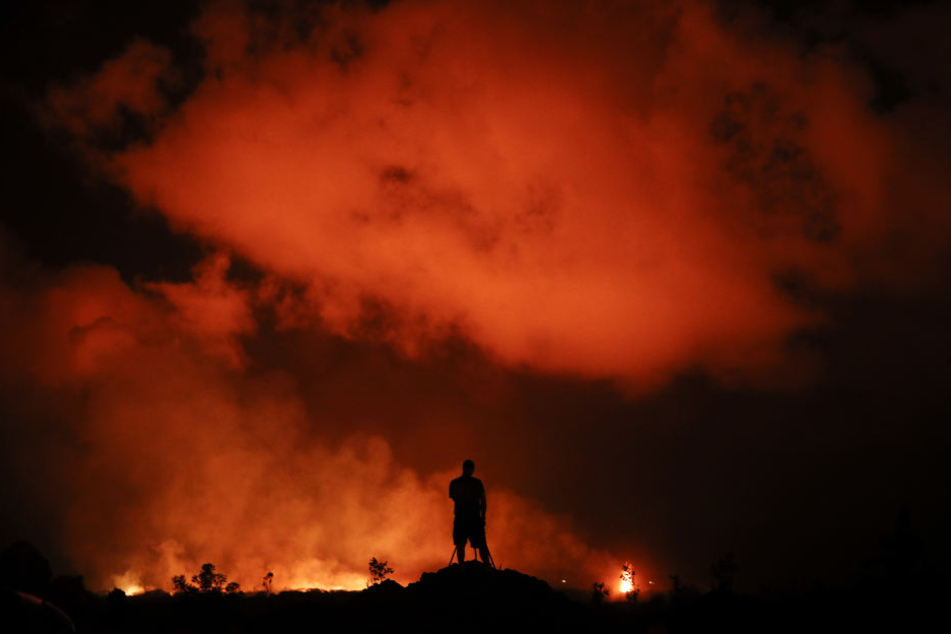 Es ist faszinierende und zugleich erschreckende Bilder: Ein Fotograf hält die ausbrechende Lava in der Wohngegend Leilani Estates fest.