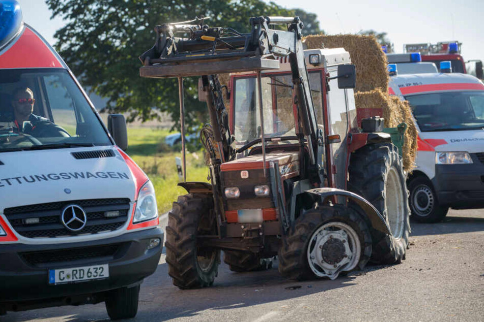 Aus bislang ungeklärter Ursache kollidierte am Sonnabend der Traktor mit einem VW Polo.