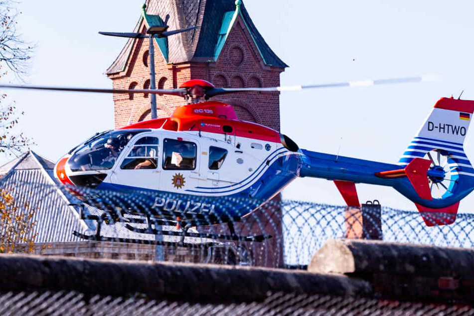 Der Polizeihubschrauber mit Mounir el Motassadeq an Bord verlässt die Haftanstalt "Santa Fu" Fuhlsbüttel.