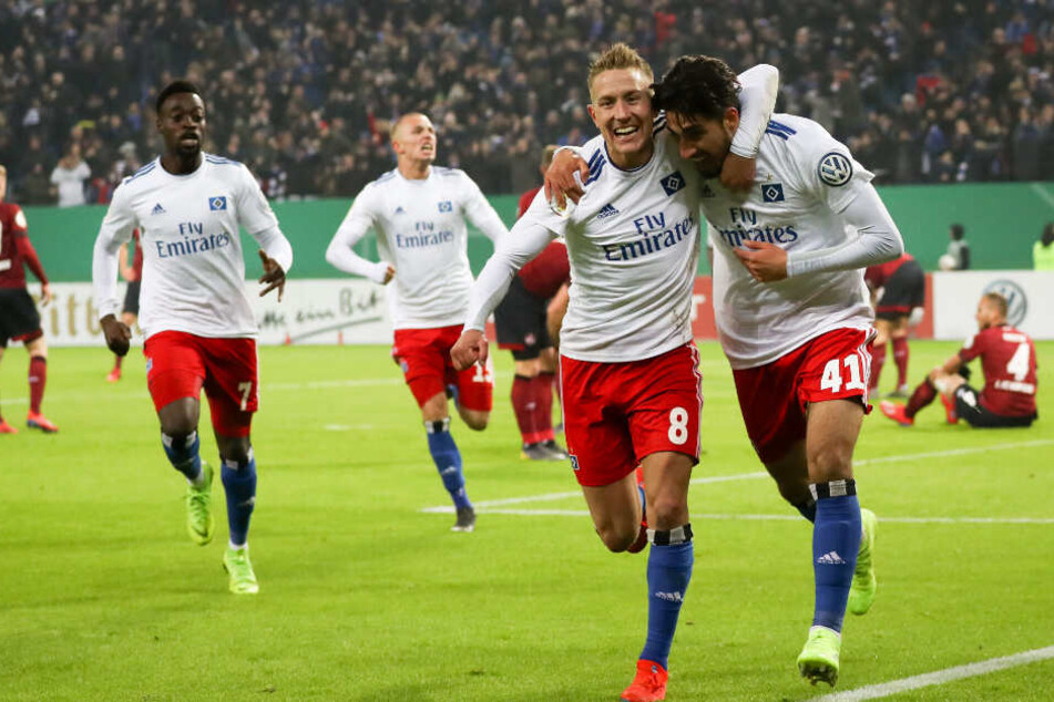 Berkay Özcan (rechts) und Kapitän Lewis Holtby feiern den Siegtreffer des Winter-Neuzuganges.