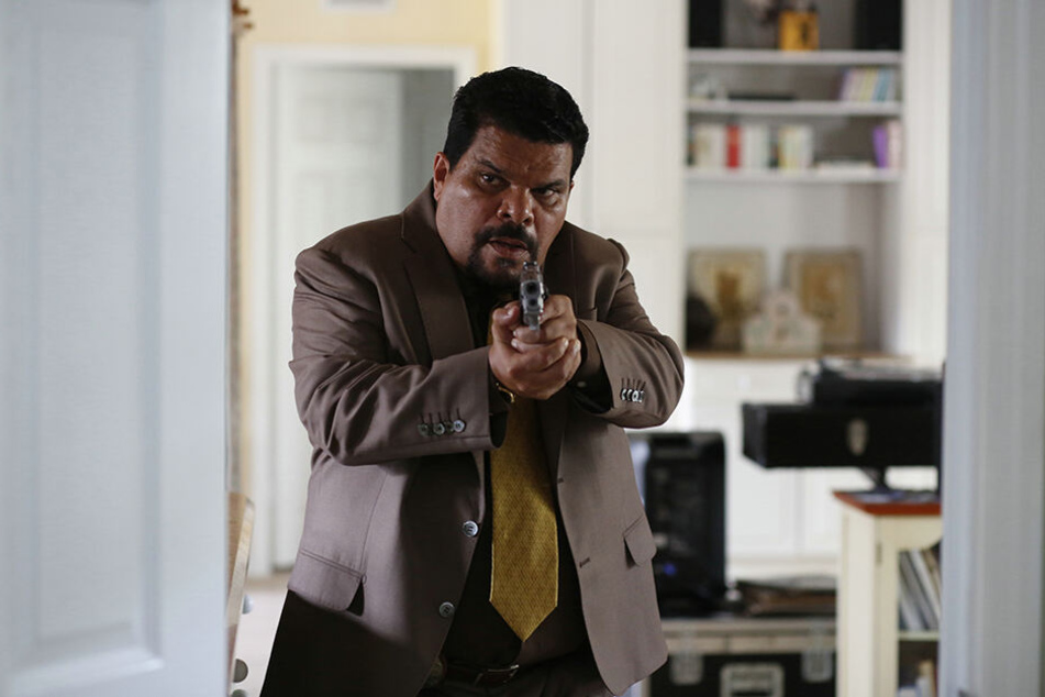 Baaba Keitas launischer Partner Ricardo (Luis Guzman) bemerkt erst spät, wo er da reingeraten ist.