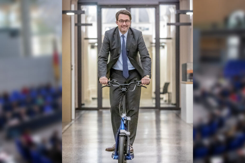 Verkehrsminister Andreas Scheuer heizt mit einem E-Roller durchs Verkehrsministerium.