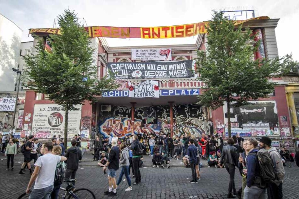 So entspannt kann die Situation vor der roten Flora auch aussehen: Eine Band spielt, Menschen gehen spazieren.