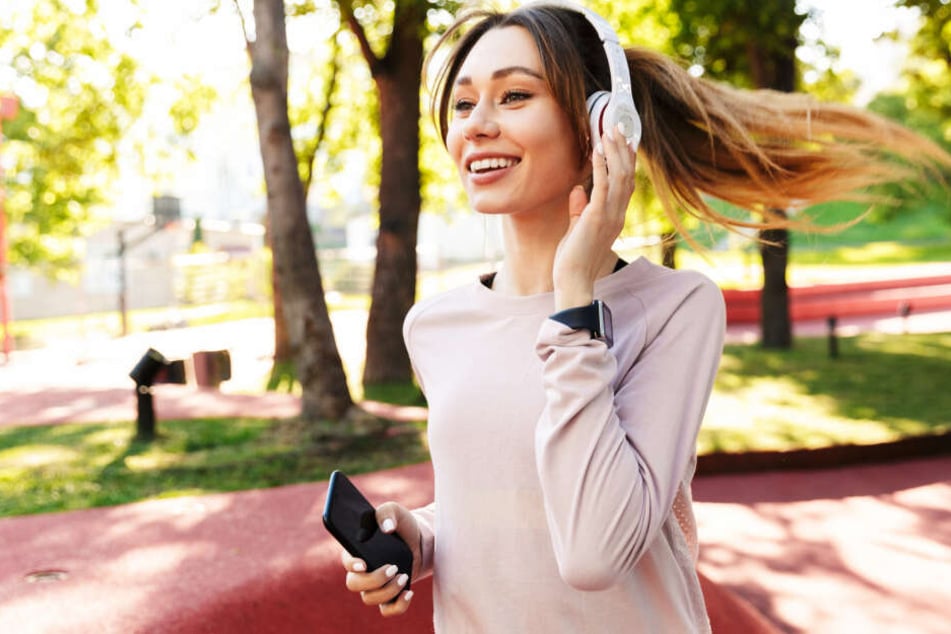 Joggen mit dem Handy in der Hand: laut der Forscher ein großes Problem (Symbolbild).