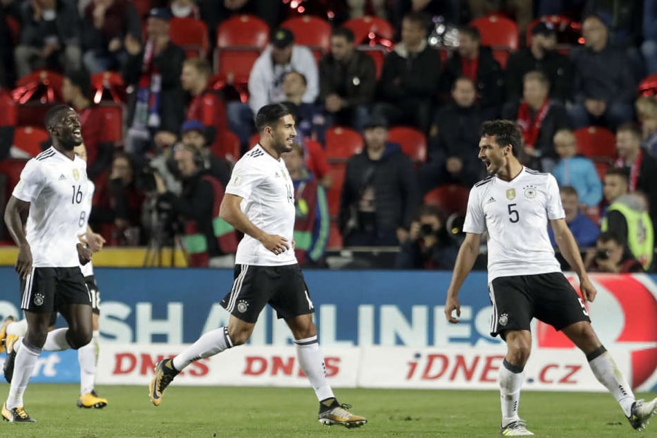 Hier bejubelt Mats Hummels (r.) noch seinen 2:1-Siegtreffer. Kurz nach der Partie zeigte sich der Abwehrrecke weniger erfreut.