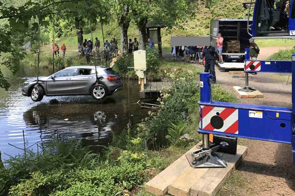 Ein Kran zog das versenkte Auto aus dem Wasser.