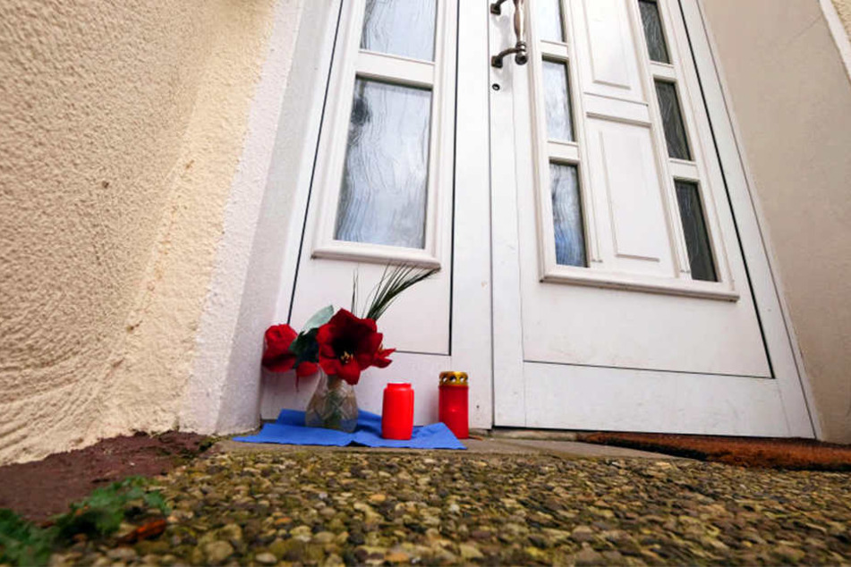 Vor der Haustür wurden Blumen und Kerzen aufgestellt.