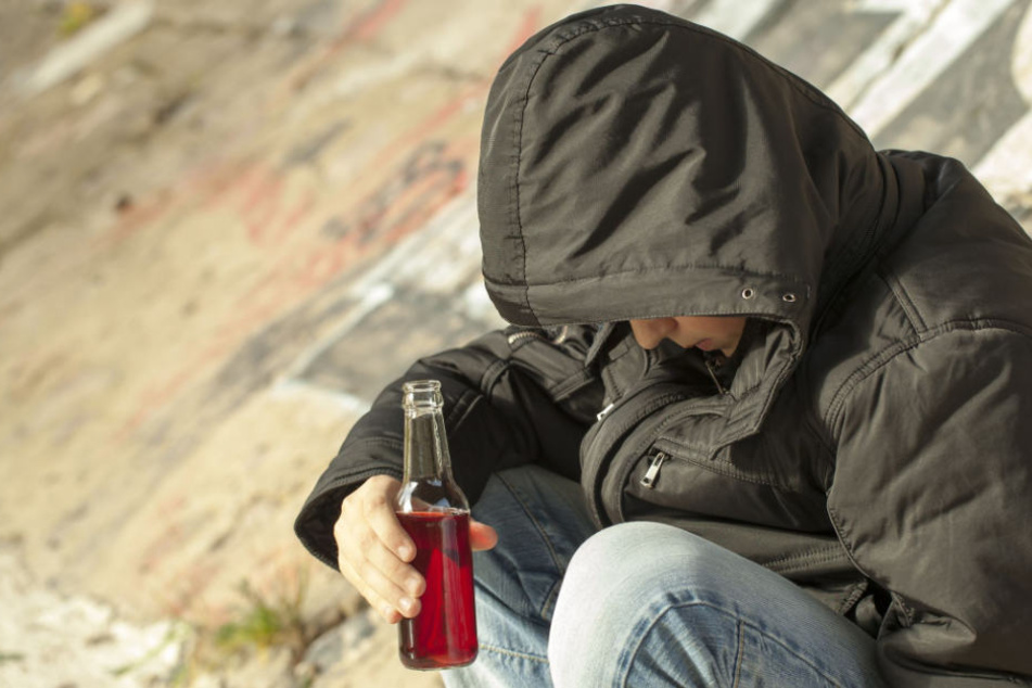 Der 14-Jährige schlief umgeben von Schnapsflaschen wohl seinen Rausch aus. (Symbolbild)