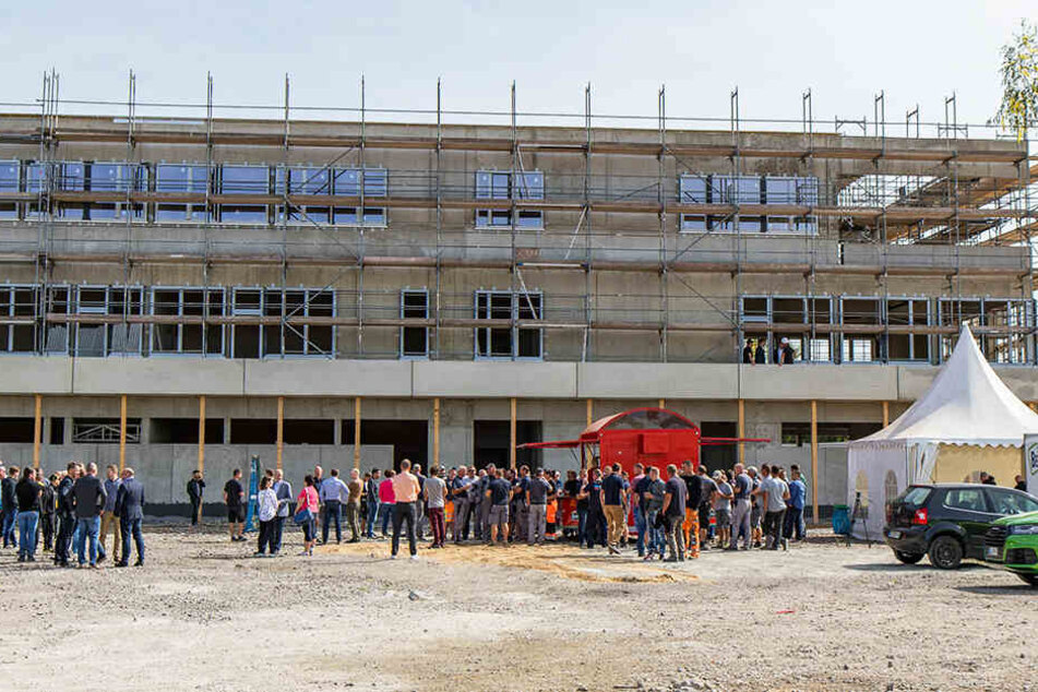 Am Freitag wurde am neuen Trainingszentrum Richtfest gefeiert.