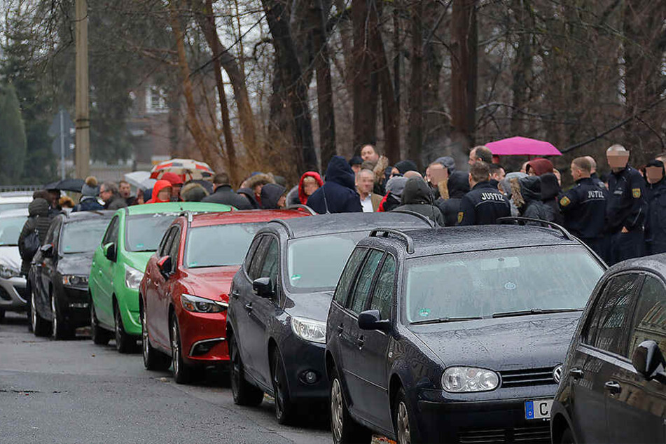 Die Leute mussten bei Nieselregen vor dem Gebäude ausharren.
