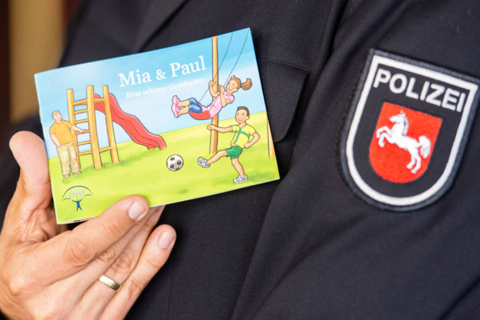 Die Polizei in Niedersachsen führt auch Präventionsprojekte durch, um sexualisierte Gewalt gegen Kinder zu verhindern. Das Büchlein "Mia & Paul - Eine schlaue Geschichte" soll dabei helfen (Archivbild).