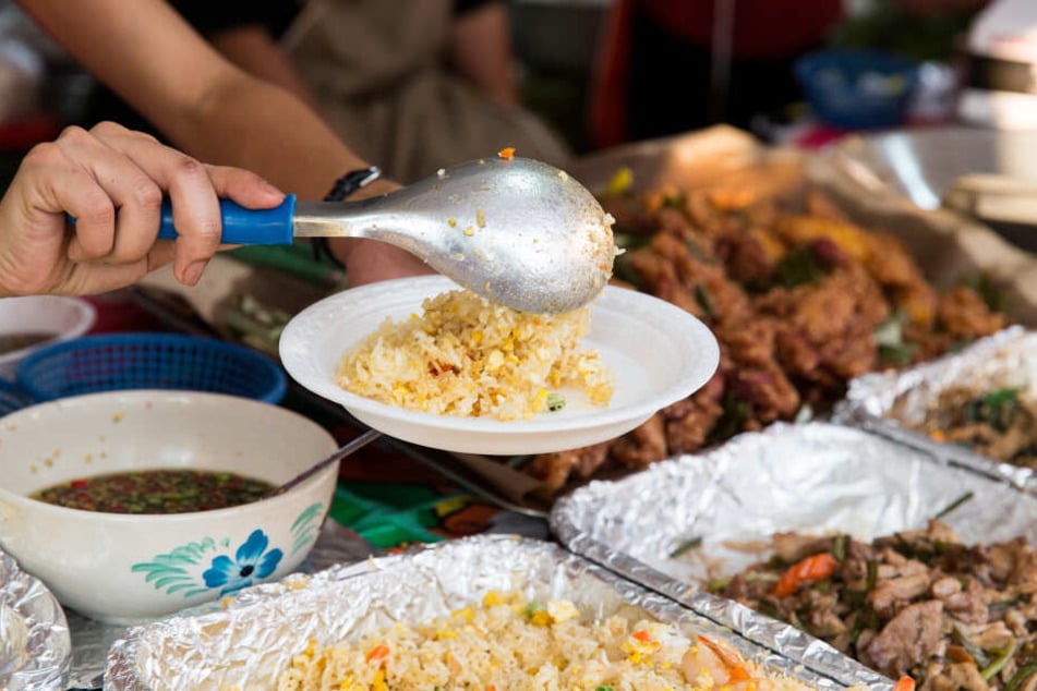 Den Parasiten hatte sich das Paar offenbar beim Essen in Thailand geholt.