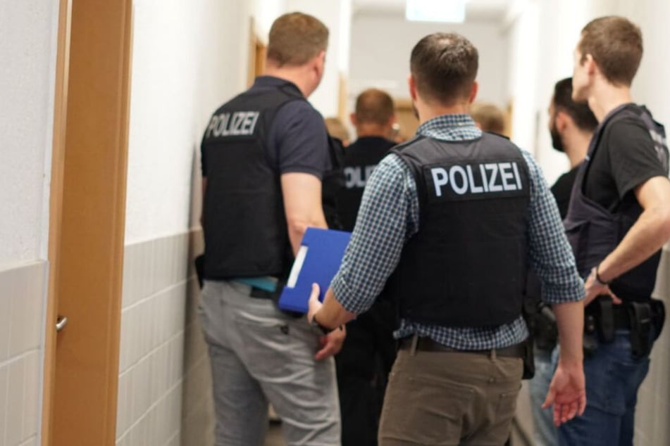 Beamte bei der Razzia am Mittwoch.