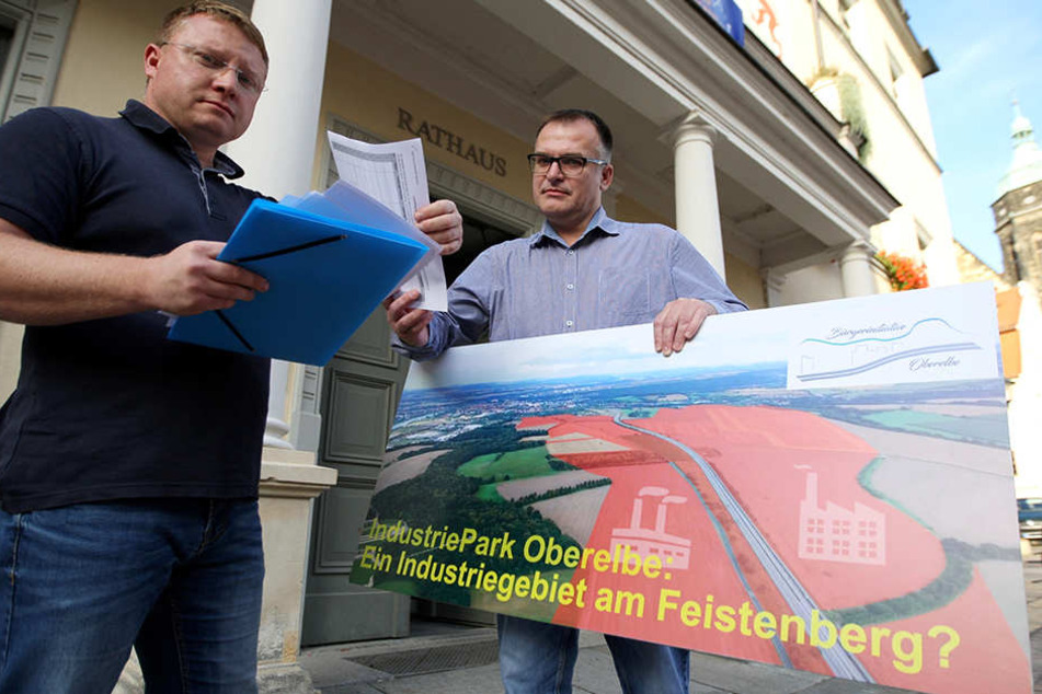 Daniel Szenes (41, l.) und André Liebscher (48) von der "Bürgerinitiative Oberelbe" wollen mittels eines Bürgerbegehrens einen Bürgerentscheid erwirken.