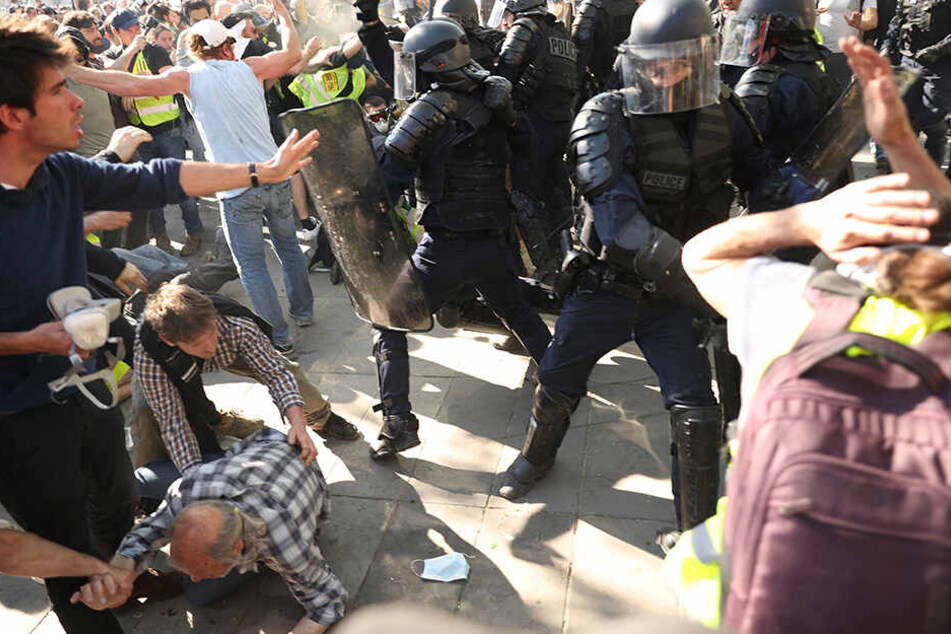 Polizisten und Demonstranten geraten in Auseinandersetzungen bei einem "Gelbwesten-Protest in Paris am 20. April 2019.