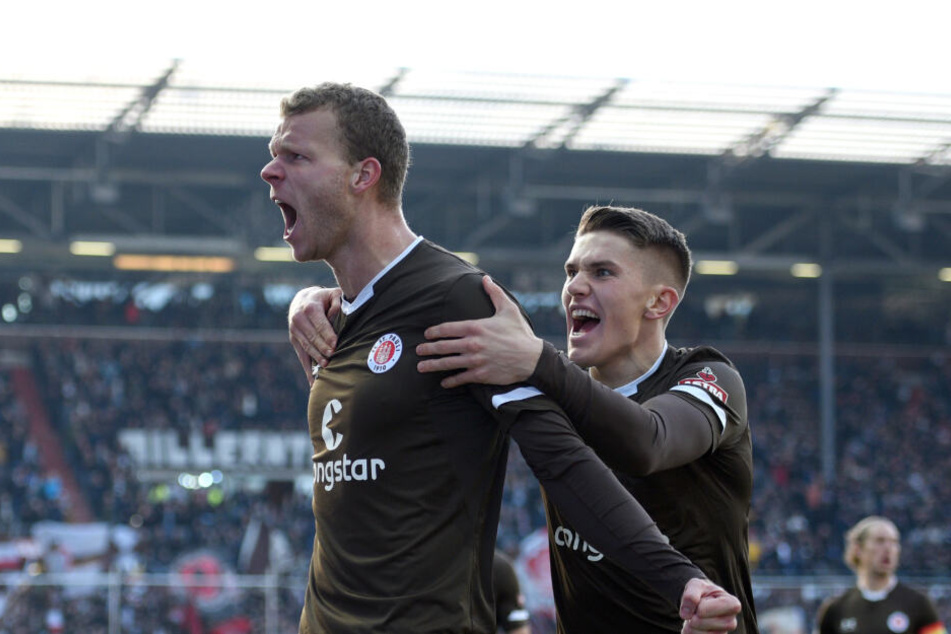 Henk Veerman freut sich mit Viktor Gyökeres über sein Tor.
