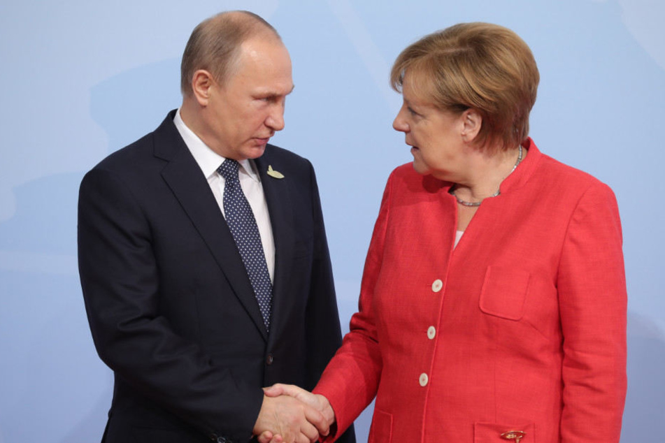 Angela Merkel begrüßt Wladimir Putin beim G20-Gipfel in Hamburg.
