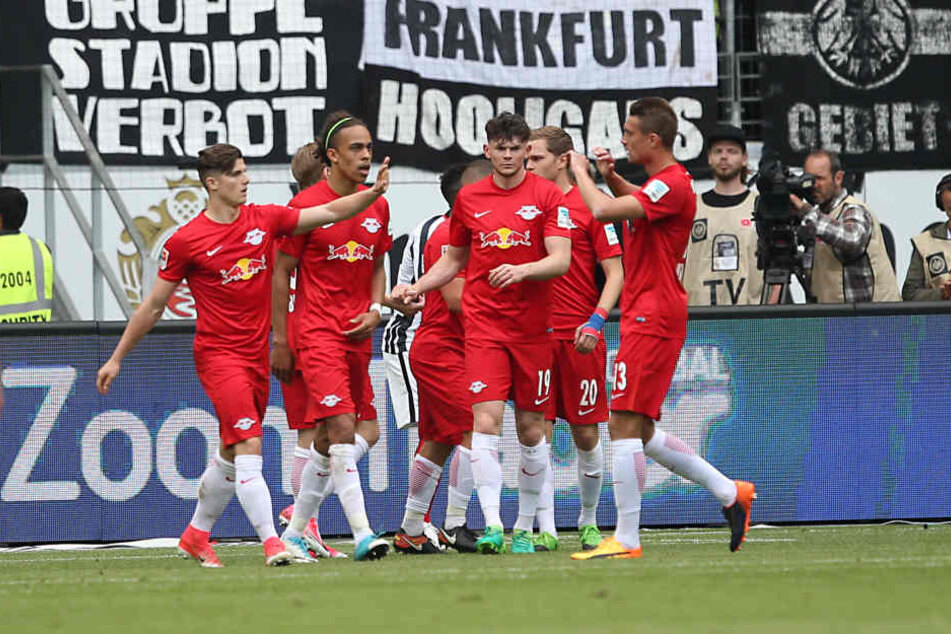 Sabitzer markierte das 1:0. Hier flog offenbar auch der Dartpfeil in Richtung RB-Jubeltraube.