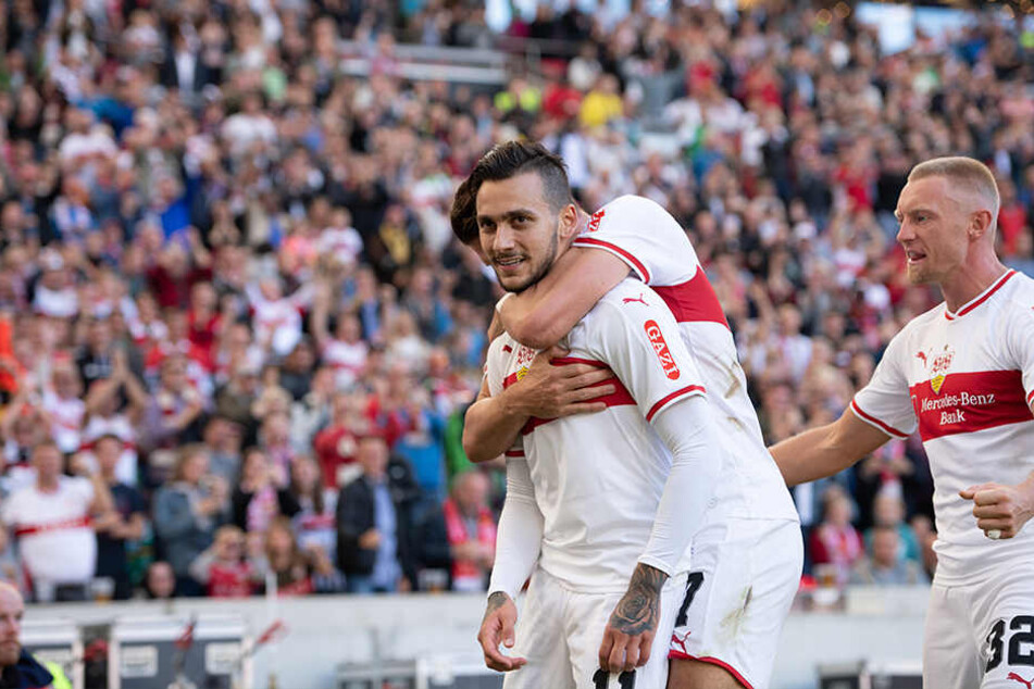 Stuttgarts Anastasios Donis (l-r) bejubelt sein Tor zum 1:0 zusammen mit Mario Gomez und Andreas Beck.